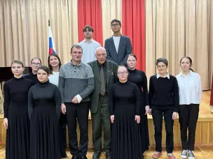 Пусть знают и помнят потомки страны, Россия сильна, есть в России сыны!