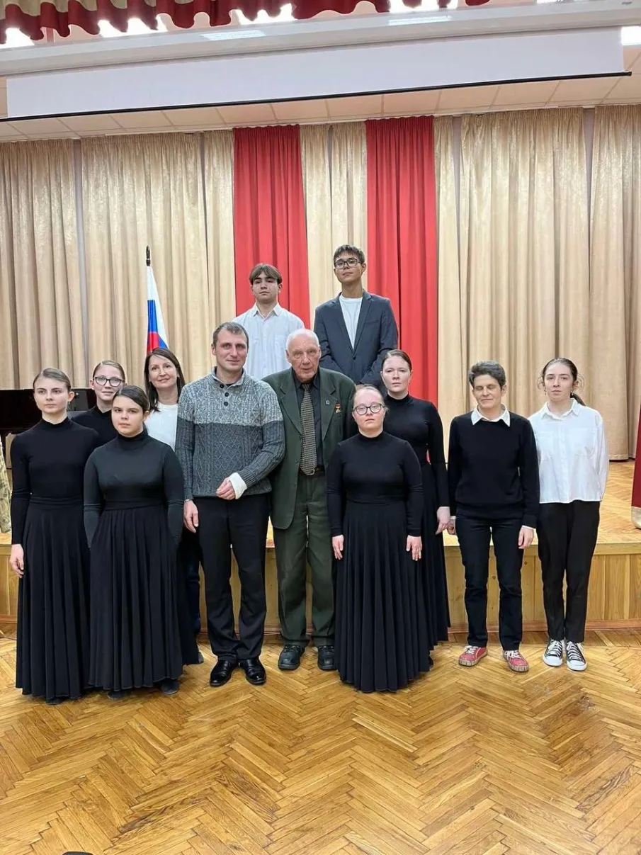 Пусть знают и помнят потомки страны, Россия сильна, есть в России сыны!