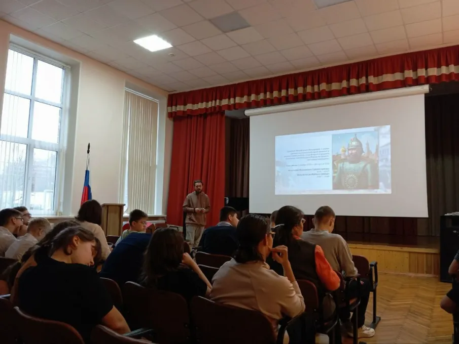 Сотрудники библиотеки имени Пискунова 13 ноября провели беседу для учащихся 5-11 классов "День народного единства: история и современность"