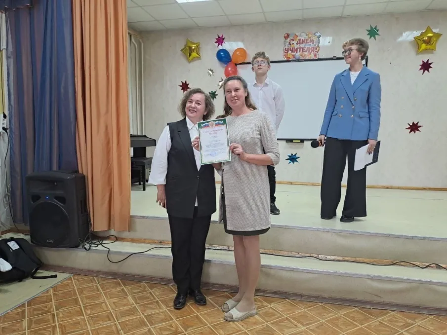 Эстафету поздравлений к празднику "Дня учителя" приняли обучающиеся корпуса 2 школы с концертом, который подготовили активисты школы