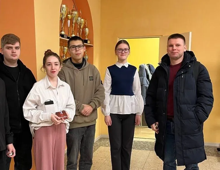 ⚡️В преддверии празднования Дня защитника Отечества обучающиеся школы поздравляли мужчин-сотрудников школы с наступающим праздником!⚡️