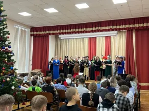 Камерный хор поздравил наших ребят с Новым годом!