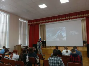 4 Февраля сотрудники библиотеки им.Пискунова провели для учащихся нашей школы патриотический час «Крепость на Волге», посвященный Сталинградской битве.