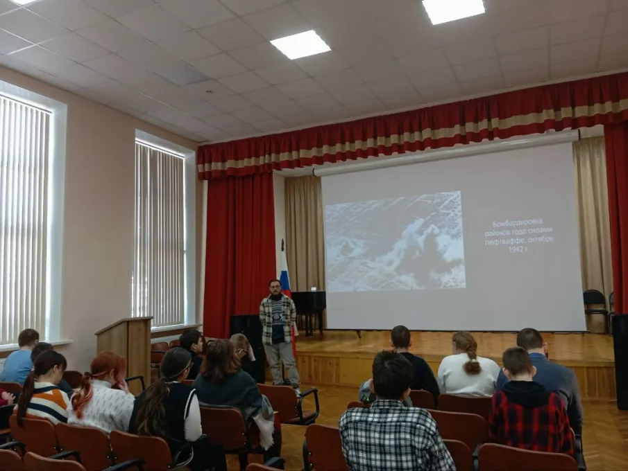 4 Февраля сотрудники библиотеки им.Пискунова провели для учащихся нашей школы патриотический час «Крепость на Волге», посвященный Сталинградской битве.